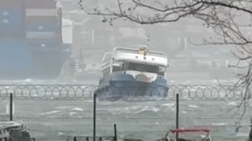 Denizde korku dolu anlar: Vapur dalgaların arasında sallandı