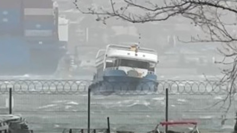 Denizde korku dolu anlar: Vapur dalgaların arasında sallandı