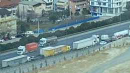 Yükü ağır gelince dorse ortadan ikiye ayrıldı: Trafik kilitlendi