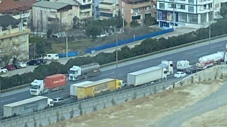 Yükü ağır gelince dorse ortadan ikiye ayrıldı: Trafik kilitlendi