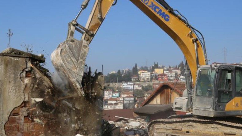 Cedit mahallesinde 7 bina daha yıkıldı