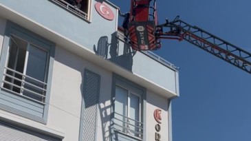Usta, çatıda mahsur kaldı