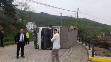 Freni boşalan kamyonet devrildi: 1 yaralı