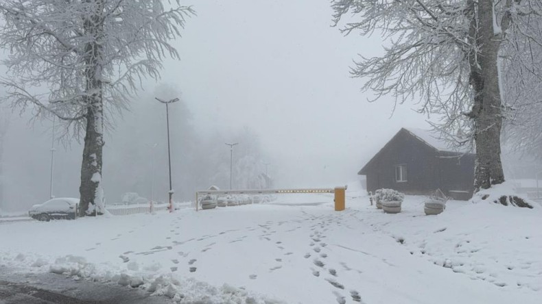 Kartepe’ye lapa lapa kar yağdı
