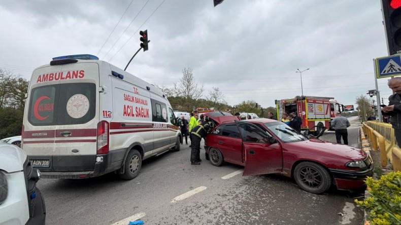 Hasta taşıyan ambulans otomobil ile çarpıştı: 2 yaralı