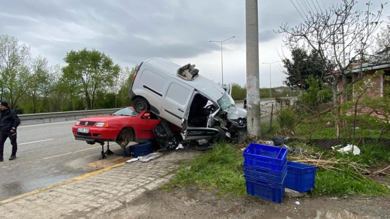 Kartepe Acısu’da feci kaza: 3 yaralı
