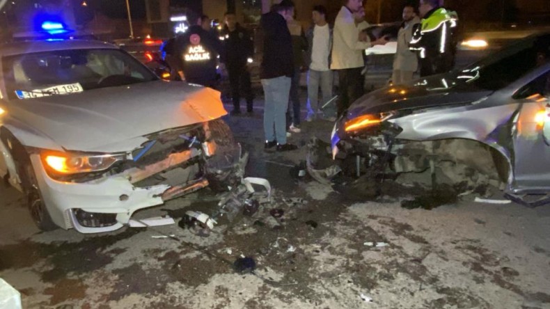 Kocaeli’de kaza: İki araç hurdaya döndü