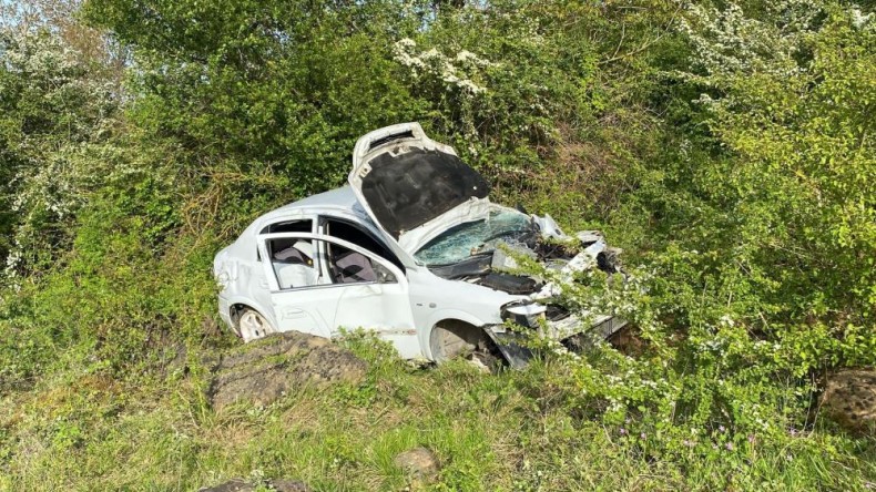 Kontrolden çıkan otomobil 120 metre sürüklendi, şarampole uçtu