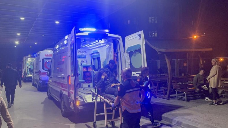 Okul önünde kızların kavgasında bıçaklar konuştu: Yaralı var