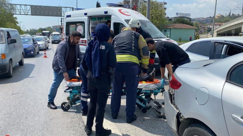 Zincirleme kaza trafiği felç etti: Yaralılar var