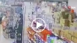 Kocaeli’de deprem anları kamerada: Raflardaki ürünler yere döküldü