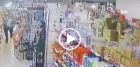 Kocaeli’de deprem anları kamerada: Raflardaki ürünler yere döküldü