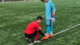 Hakem futbolcunun kramponlarını bağladı