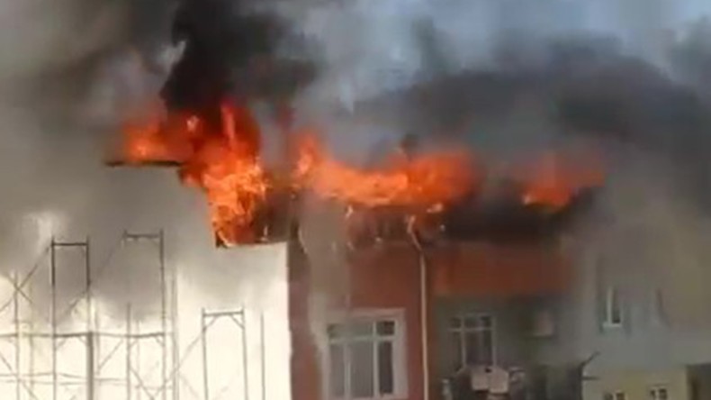 Çatı katında çıkan yangın yürekleri ağza getirdi