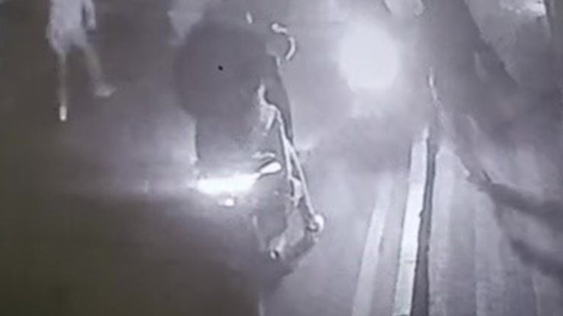 Yumruk atıp yere düşürdükleri kişiye ateş açtılar: 1 ölü