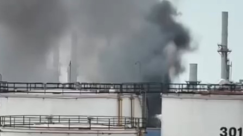 Akaryakıt tesisinden yükselen alevler korkuttu