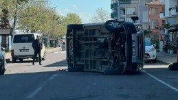 Gölcük’te kaza: Araç yan yattı