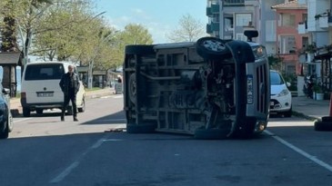 Gölcük’te kaza: Araç yan yattı