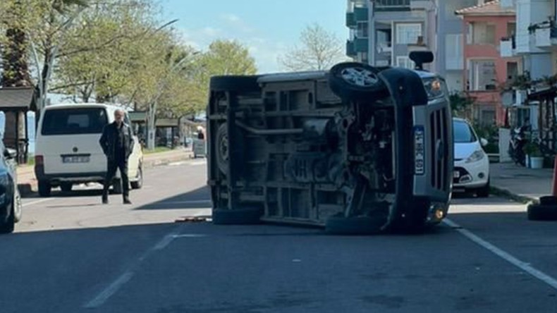 Gölcük’te kaza: Araç yan yattı