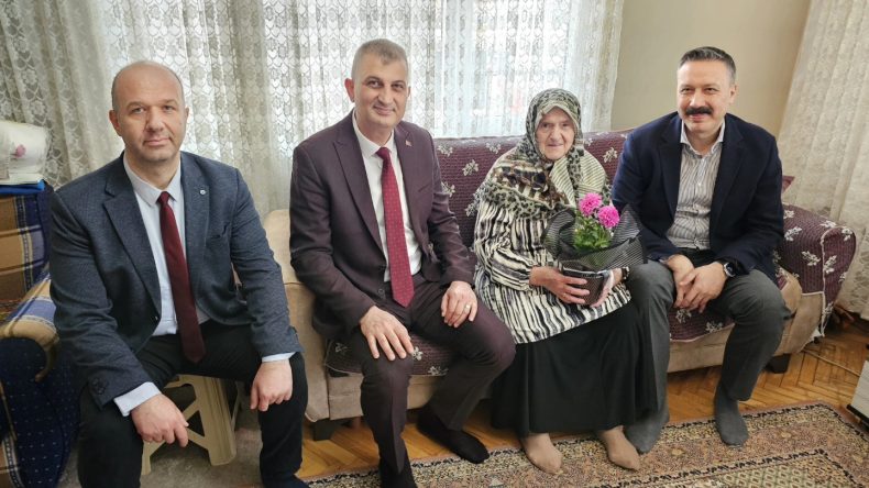 Başkan Sezer’den, şehit Bayram Özdere’nin annesine ziyaret