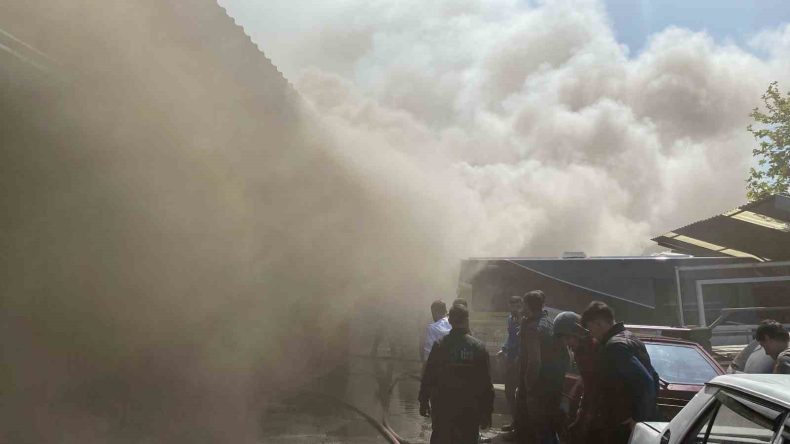Sanayi sitesinde yangın: 7 dükkan zarar gördü