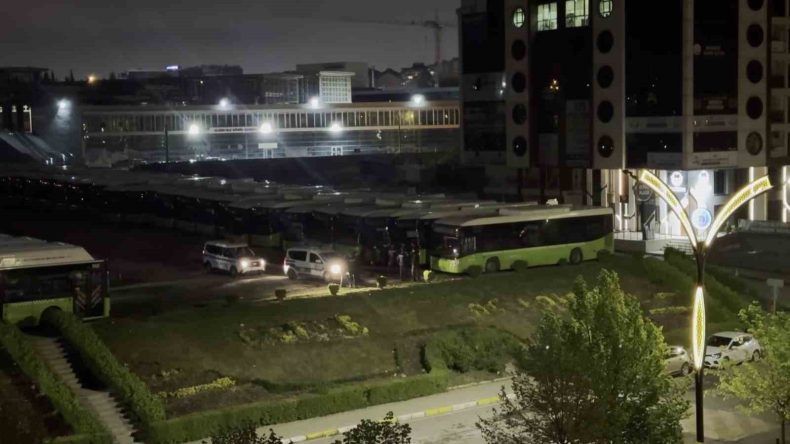 Belediye otobüsünü çalmaya çalışan hırsızlar suçüstü yakalandı