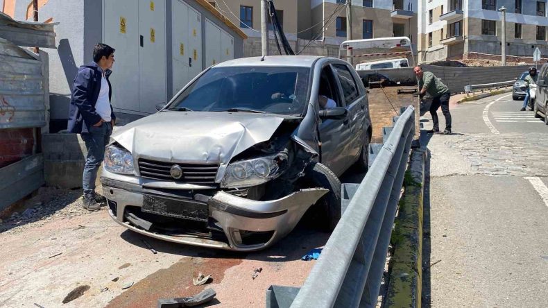 Freni boşalan otomobil trafik ışıklarında bekleyen araca çarptı