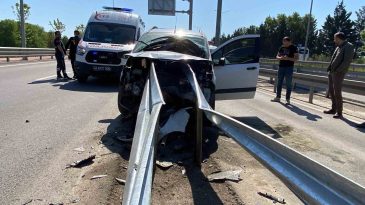 Kontrolden çıkan araç bariyere saplandı