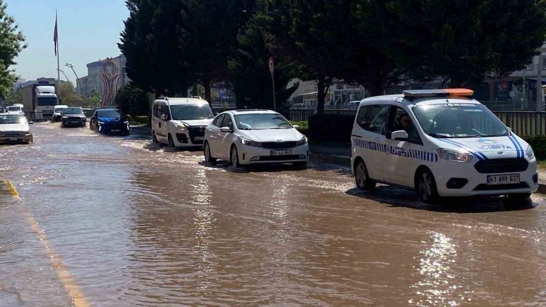 Altyapı çalışması sırasında ana su hattı patladı, ilçe sular altında kaldı