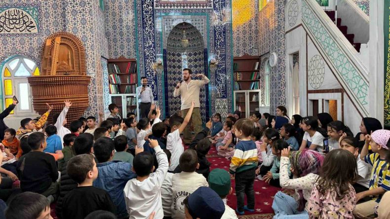 Sosyal Medya Fenomeni camide çocuklarla buluştu, uyardı