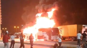 Yolcu otobüsü alev alev yandı