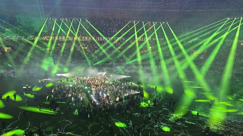 Kocaelispor şampiyonluk kupasını binlerce taraftarının önünde kaldırdı