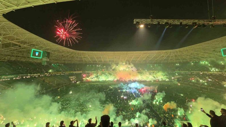 Kocaelispor camiası şampiyonluğu ünlü isimlerle kutladı