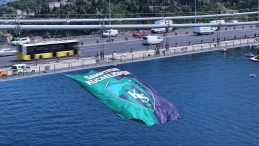 Kocaelispor bayrağı İstanbul Boğazı’nda dalgalandı