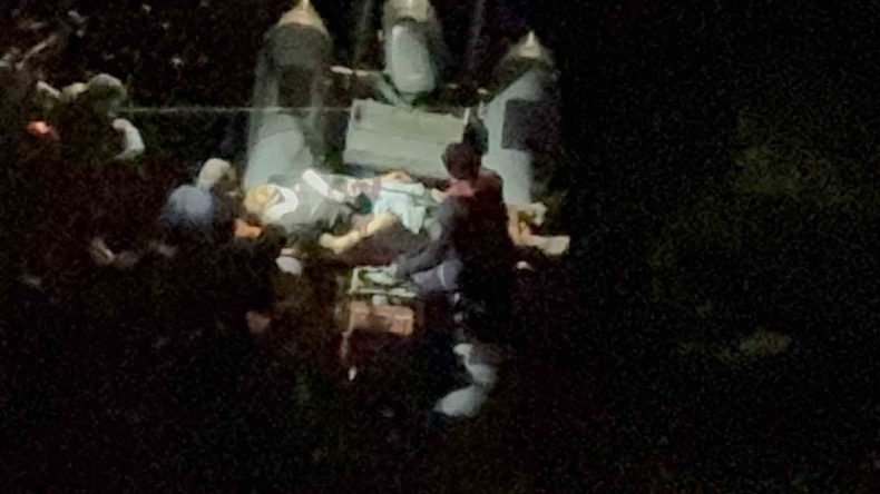 Balık tutarken kayalıklardan denize düştü