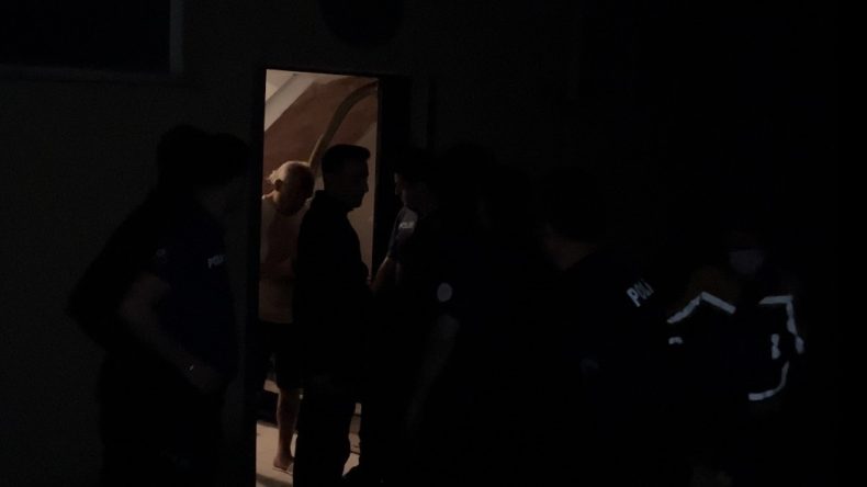 Yüksek sesle müzik, mahalleliyi sokağa döktü, polisler müdahale etti