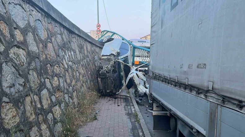 Korkulukları yıkan otomobil duvarda asılı kaldı