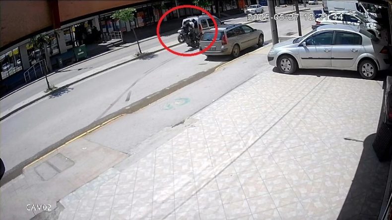 Araca çarpan motosiklet takla attı: Yaralı var