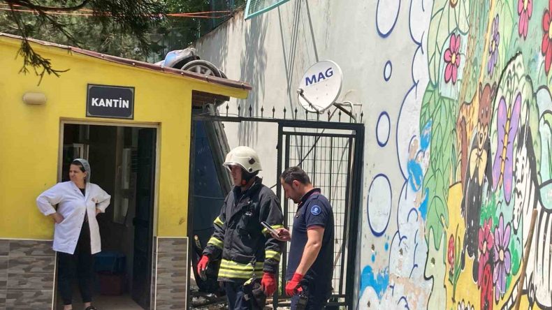 Otomobil okulun bahçesine uçtu: Öğrenciler derste olmasaydı facia olacaktı