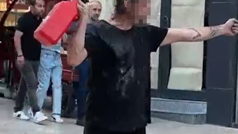 Üstüne benzin dökerek kendini yakmak istedi