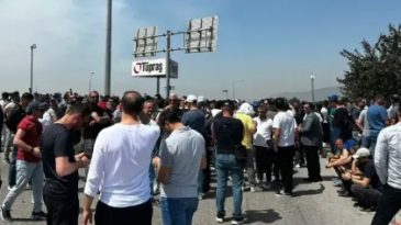 TÜPRAŞ işçisi sözleşmeyi beğenmedi, yolu trafiğe kapattı