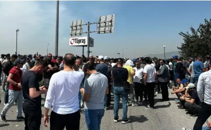 TÜPRAŞ işçisi sözleşmeyi beğenmedi, yolu trafiğe kapattı