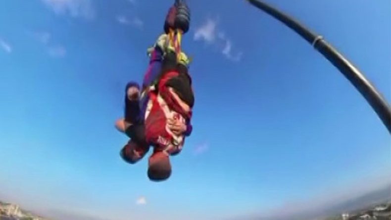 Gökyüzünde adrenalin dolu anlar: Bir genç gökyüzünde süzülürken Çanakkale türküsü söyledi