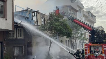 İki evde korkunç yangın: İtfaiye erleri büyük tehlike atlattı