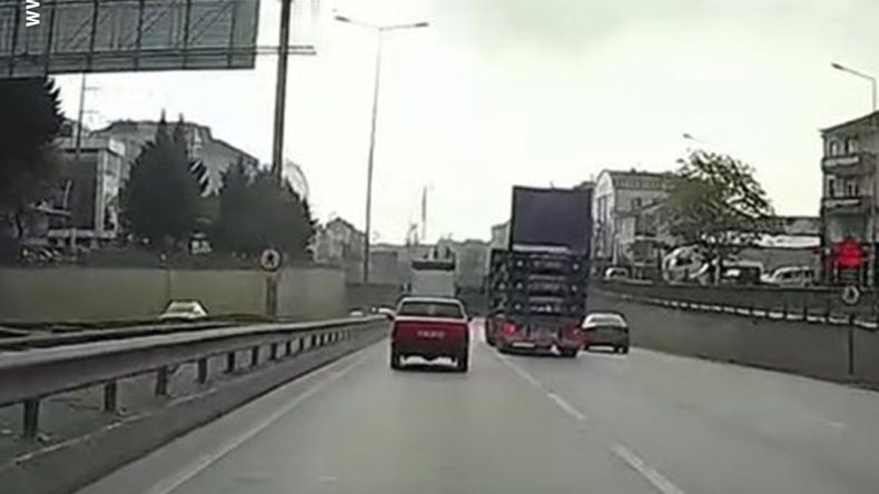 Derince tünelinde kaza: Kamyon tünele çarptı