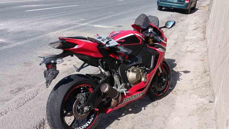 Zincirleme kaza: Motosikletiyle yola savruldu; yaralılar var