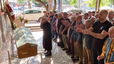 Demet Akalın’ın acı günü: Kuzenini son yolcuğunda yalnız bırakmadı