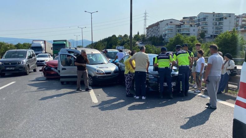 Kocaeli’de kaza: 8 araç birbirine girdi