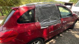 İpini koparan boğa 3 metre yükseklikten otomobilin üzerine düştü