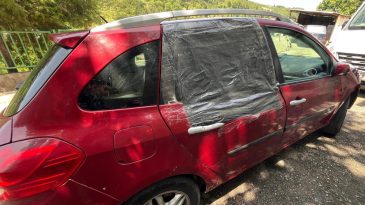 İpini koparan boğa 3 metre yükseklikten otomobilin üzerine düştü